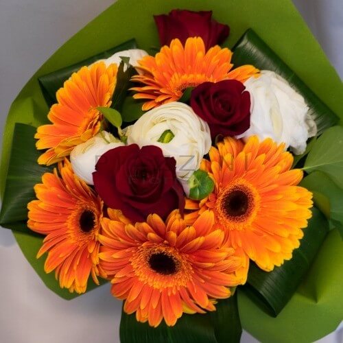 Bouquet misto con rose rosse