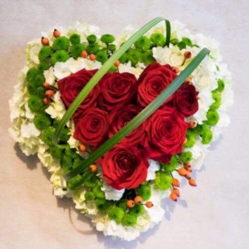 Cuore con rose rosse e altri fiori