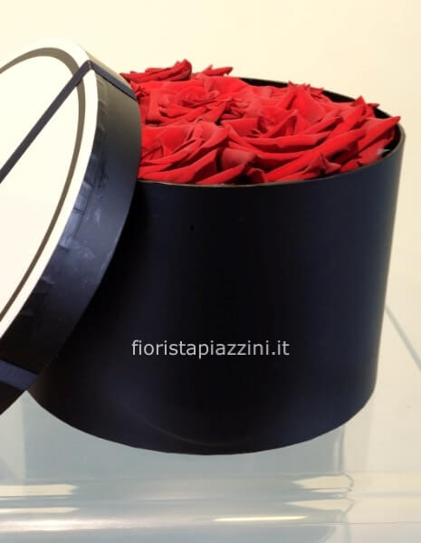 Scatola  cilindrica nera con  rose rosse