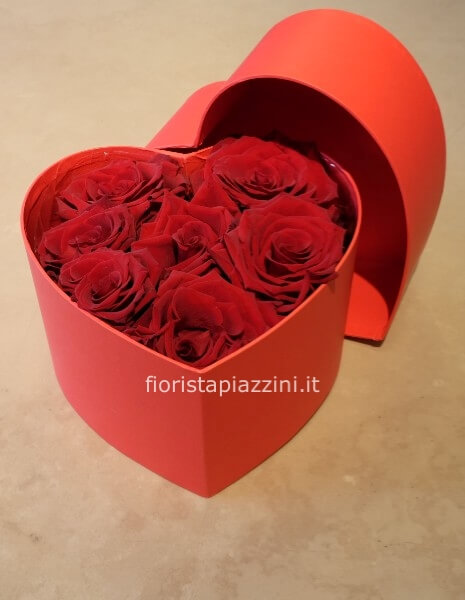Scatola a cuore con rose  